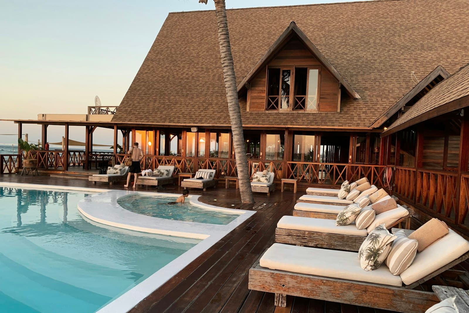 Resort-Hotel mit Pool am Abend
