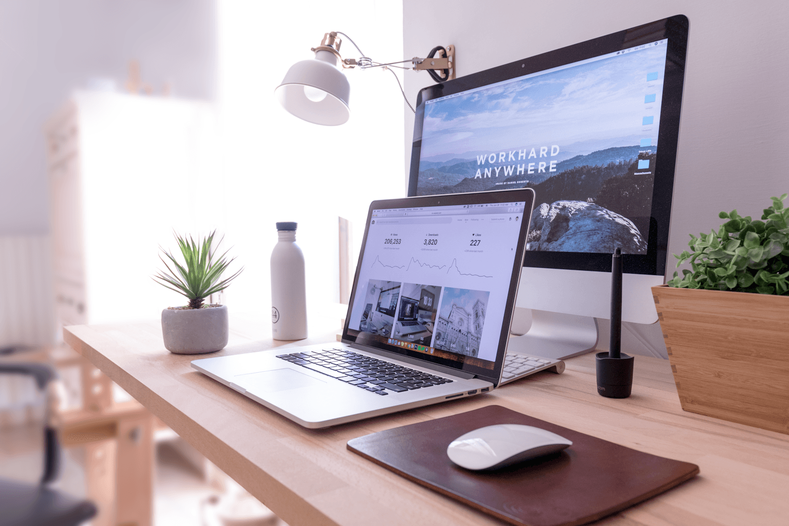 Arbeitsplatz mit Laptop und Notizbuch